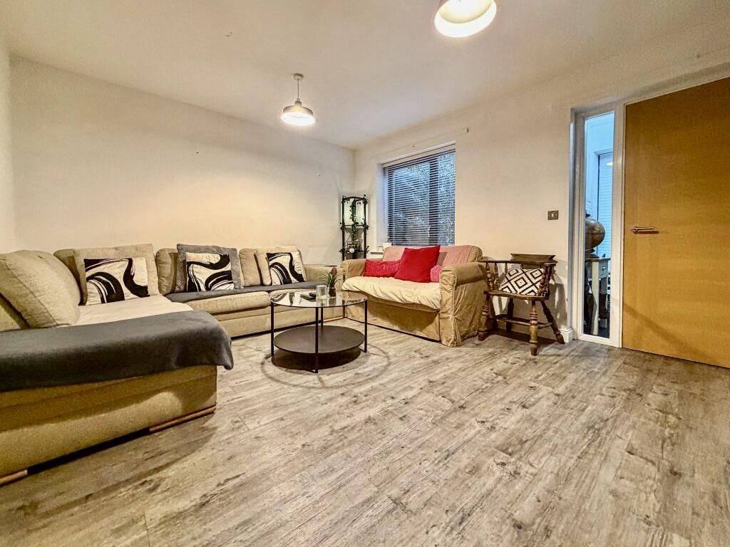 Property photo 3 of 17 Lounge