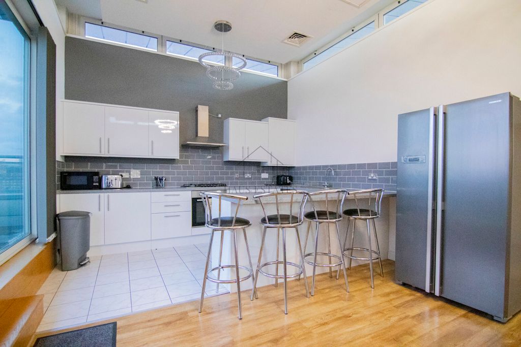 Property photo 3 of 19 Kitchen