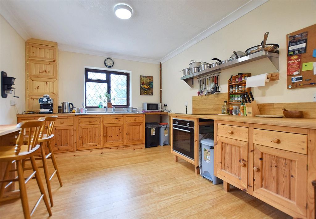 Property photo 3 of 25 Kitchen