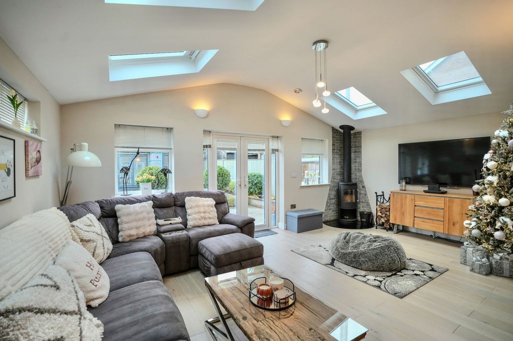 Property photo 1 of 32