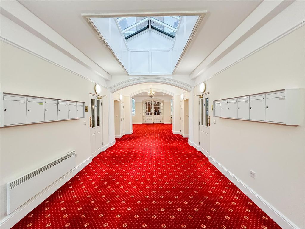 Property photo 2 of 21 Communal Entrance