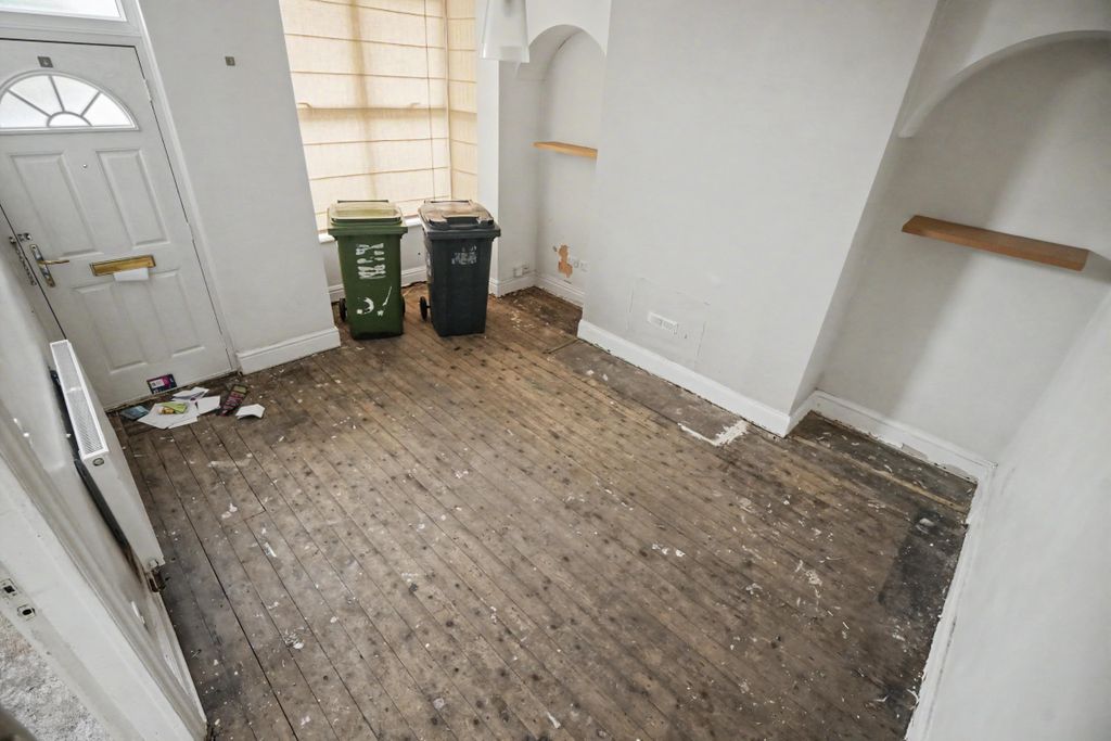 Property photo 2 of 13 6 Ashton Avenue, Harehills, Leeds, West Yorkshire, Ls8 5Bx