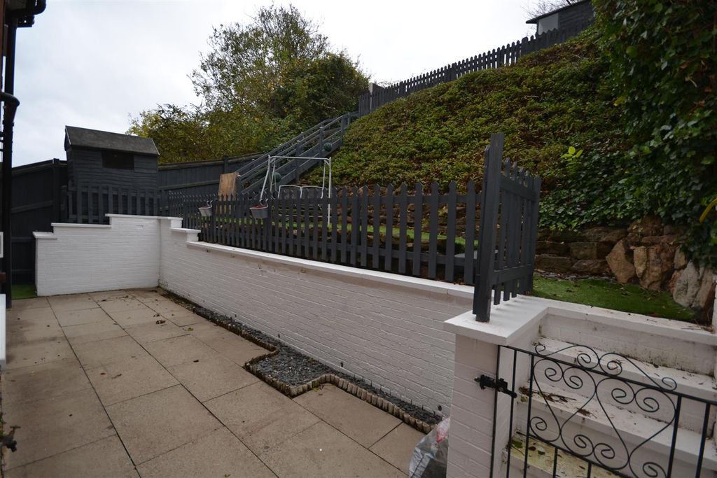 Property photo 3 of 11 10 39 School Lane Patio.Jpg