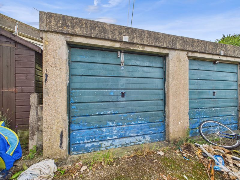 Property photo 1 of 1 Garage