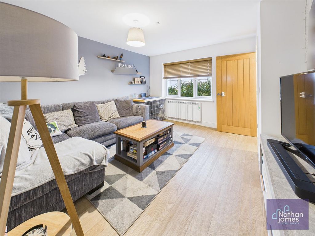 Property photo 3 of 14 Lounge