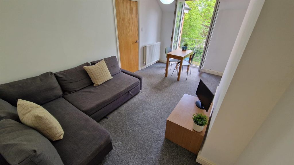 Property photo 3 of 14 Lounge