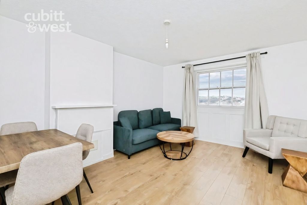 Property photo 1 of 10 Lounge