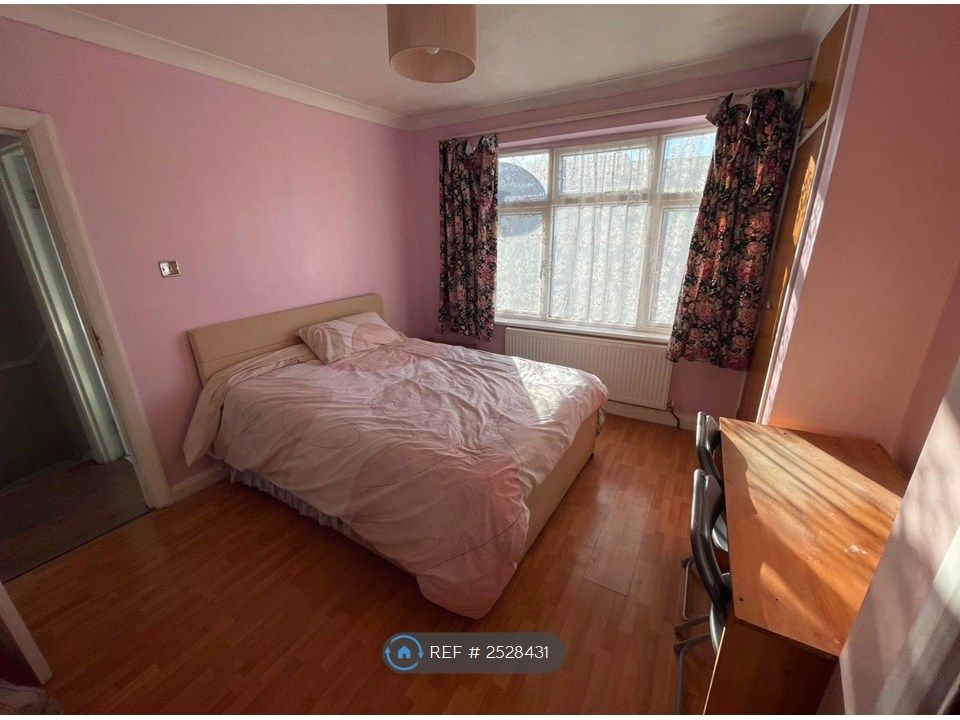Property photo 1 of 5 Two People £900.00 Non Baby ,Non Tummy Baby.