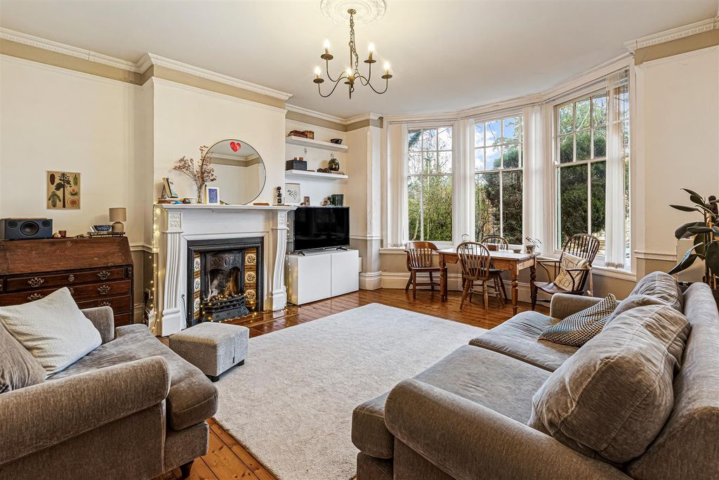 Property photo 2 of 21 Lounge