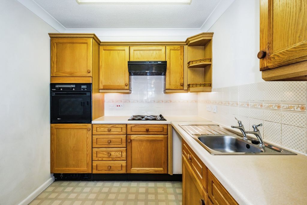 Property photo 3 of 10 Kitchen