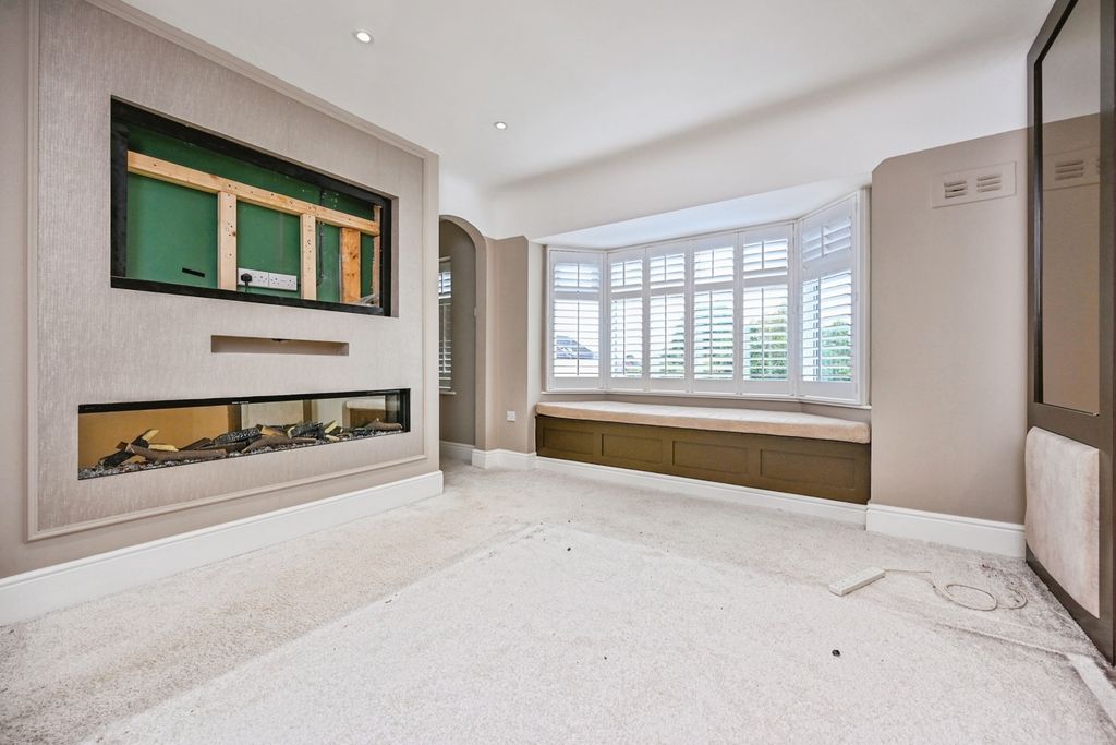 Property photo 3 of 17 Photo