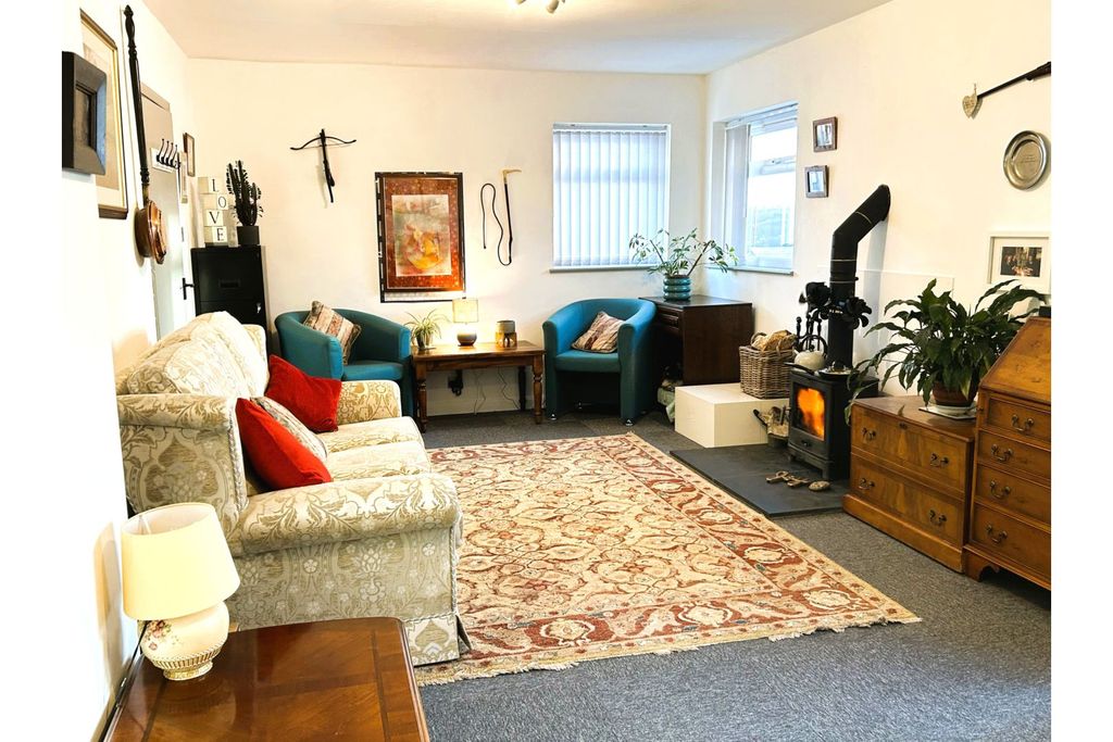 Property photo 2 of 21 Living / Dining Room