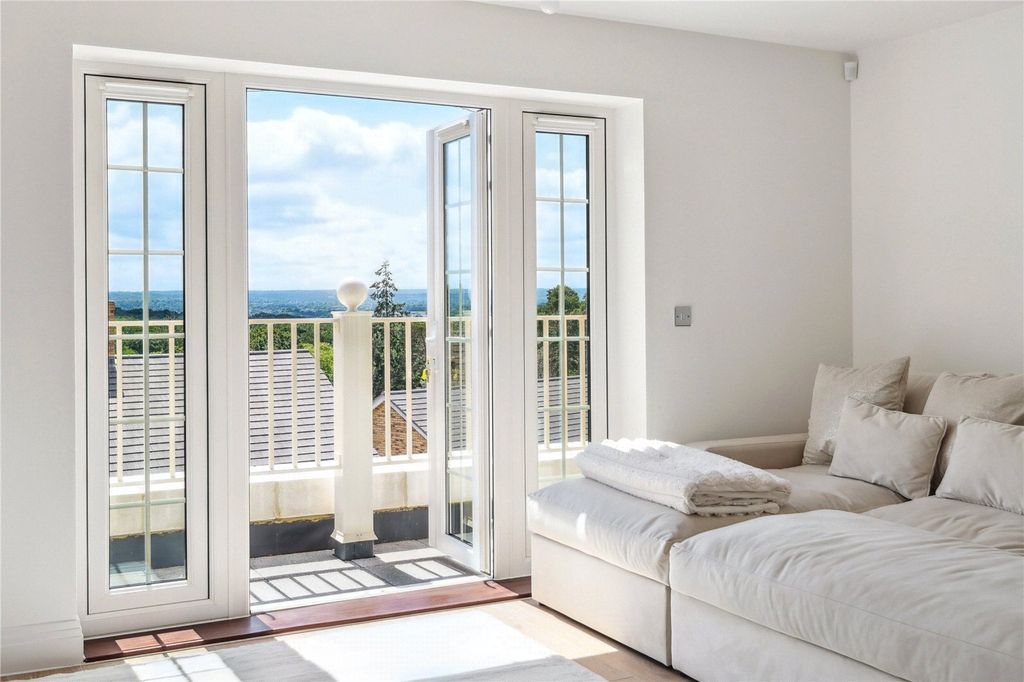 Property photo 2 of 10 Balcony