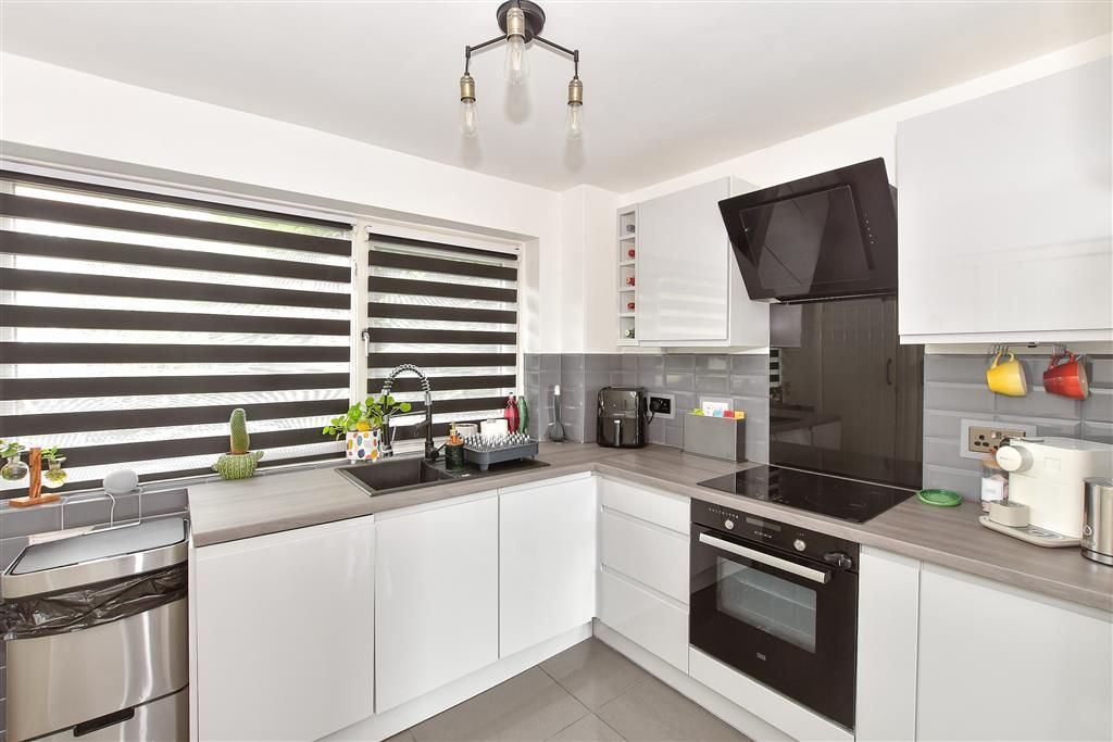 Property photo 3 of 11 Kitchen