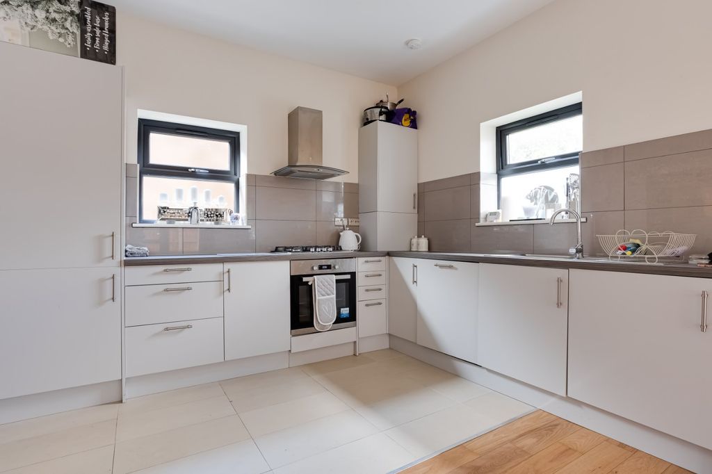 Property photo 3 of 11 Kitchen
