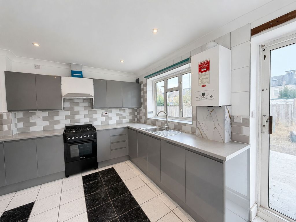 Property photo 3 of 13 Lansdowne Rd Ig3