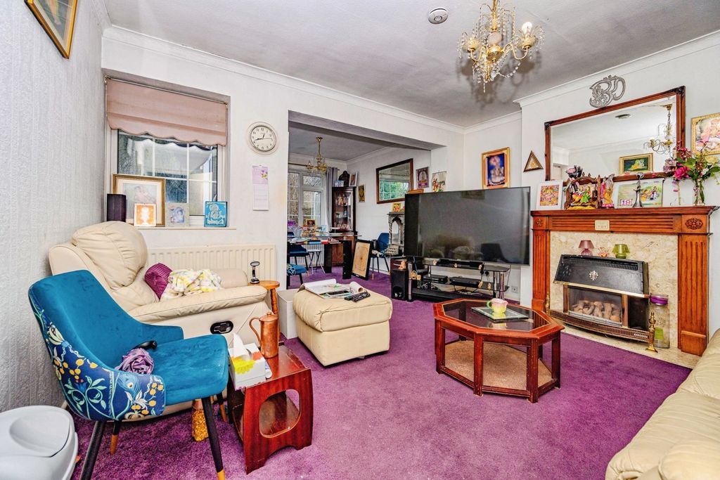 Property photo 3 of 15 Lounge