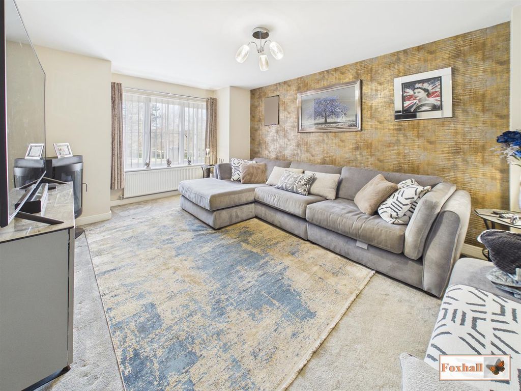 Property photo 3 of 26 Lounge