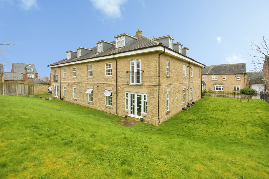 Property photo 3 of 15 Communal Gardens