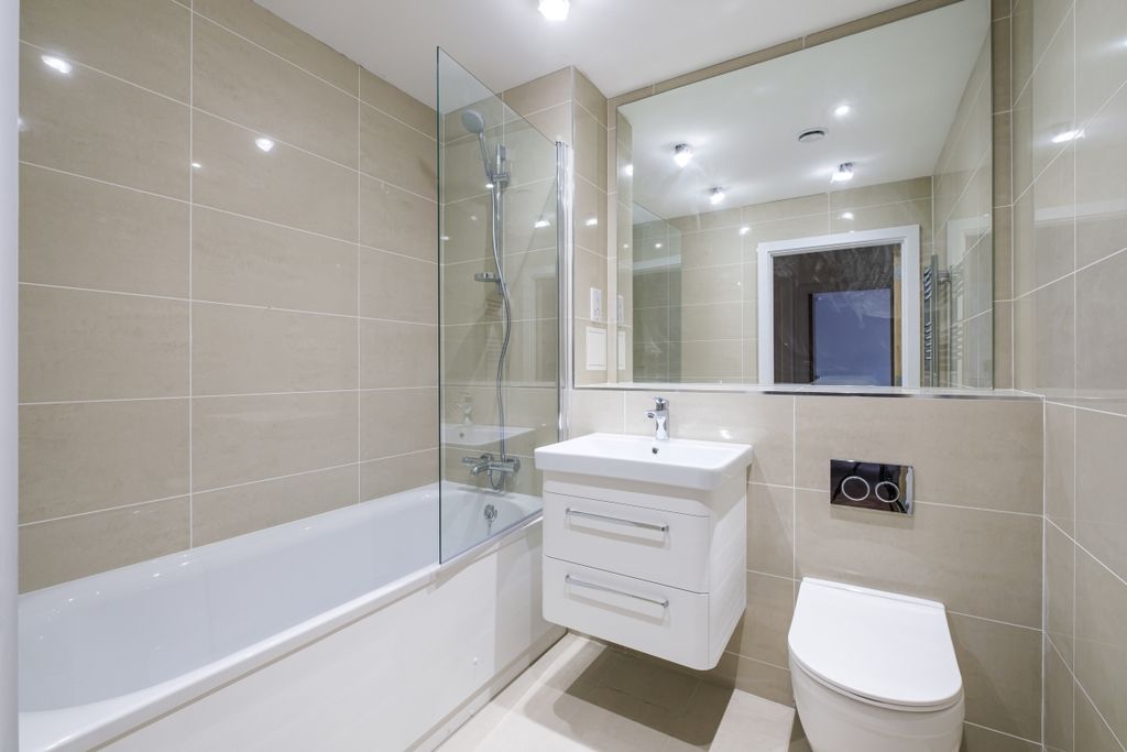Property photo 3 of 8 151-Whyteleafe-Ho...