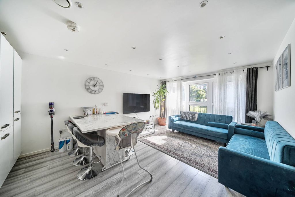 Property photo 2 of 8