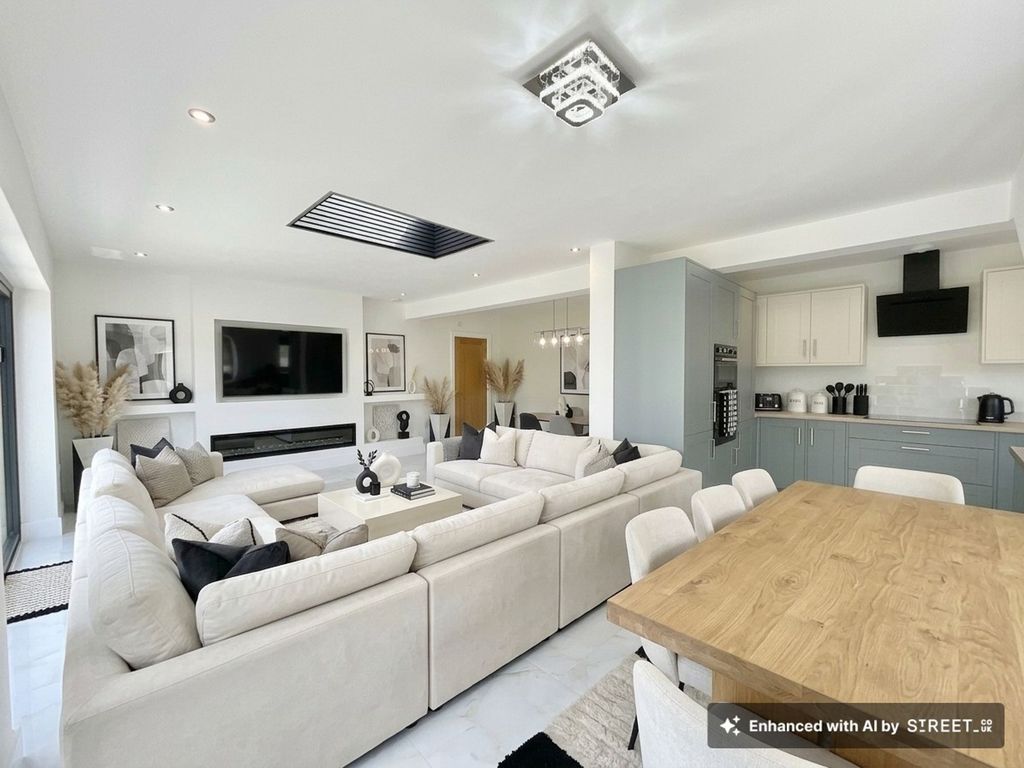 Property photo 2 of 31