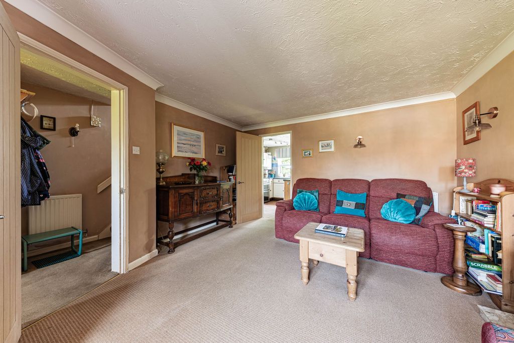 Property photo 2 of 19 Living Room (2)