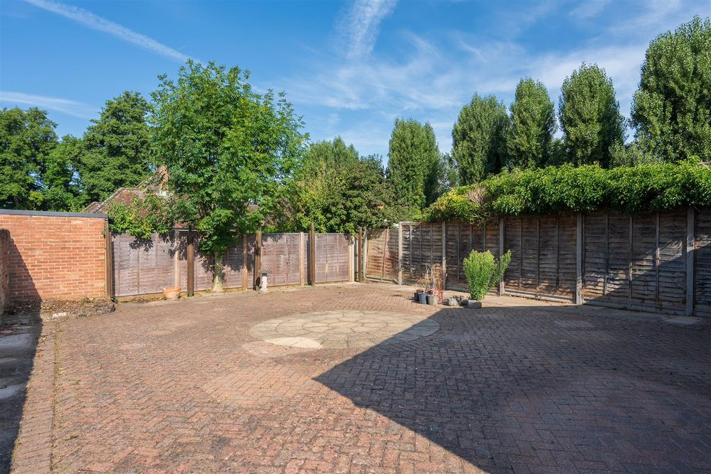 Property photo 2 of 13 Garden