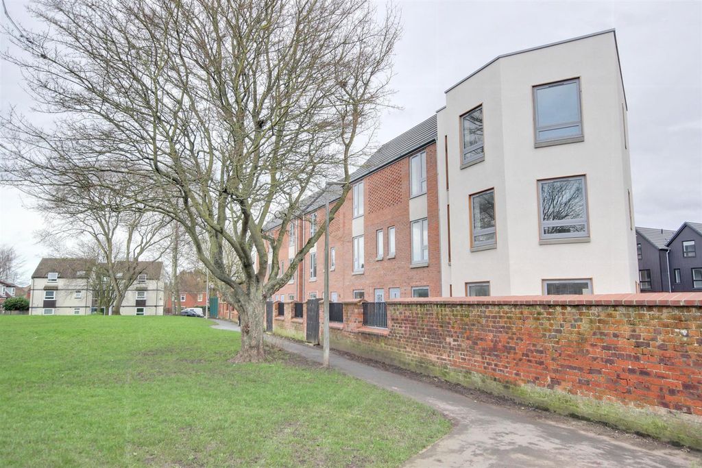 Property photo 2 of 16 Img_0055-Img_0057_Lzn - 8-16 Old School Walk.Jpg