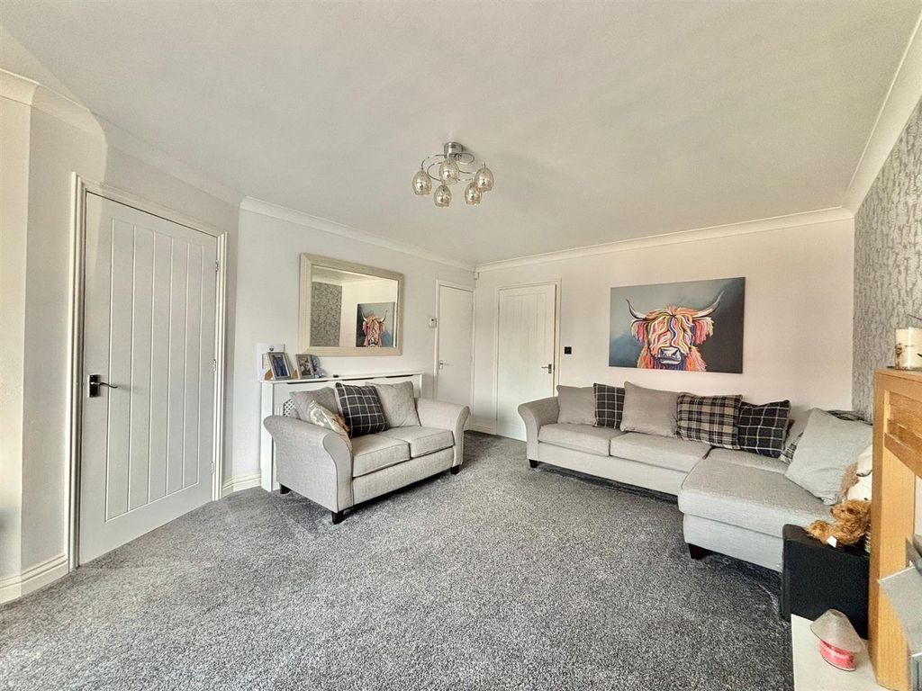 Property photo 3 of 12 Lounge