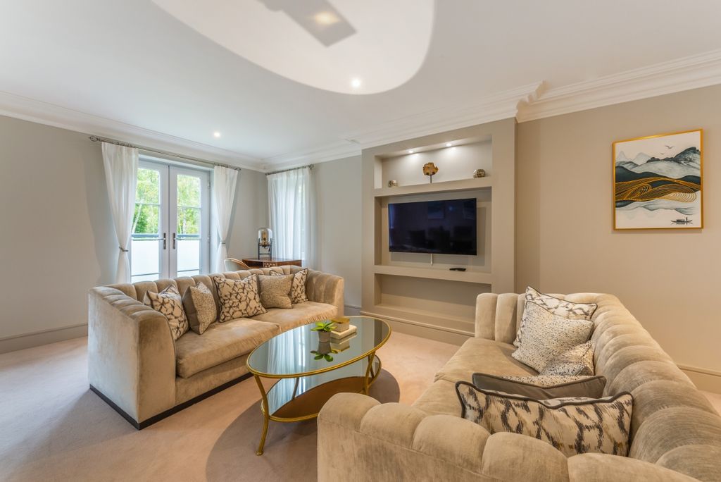 Property photo 2 of 16 Kingswood