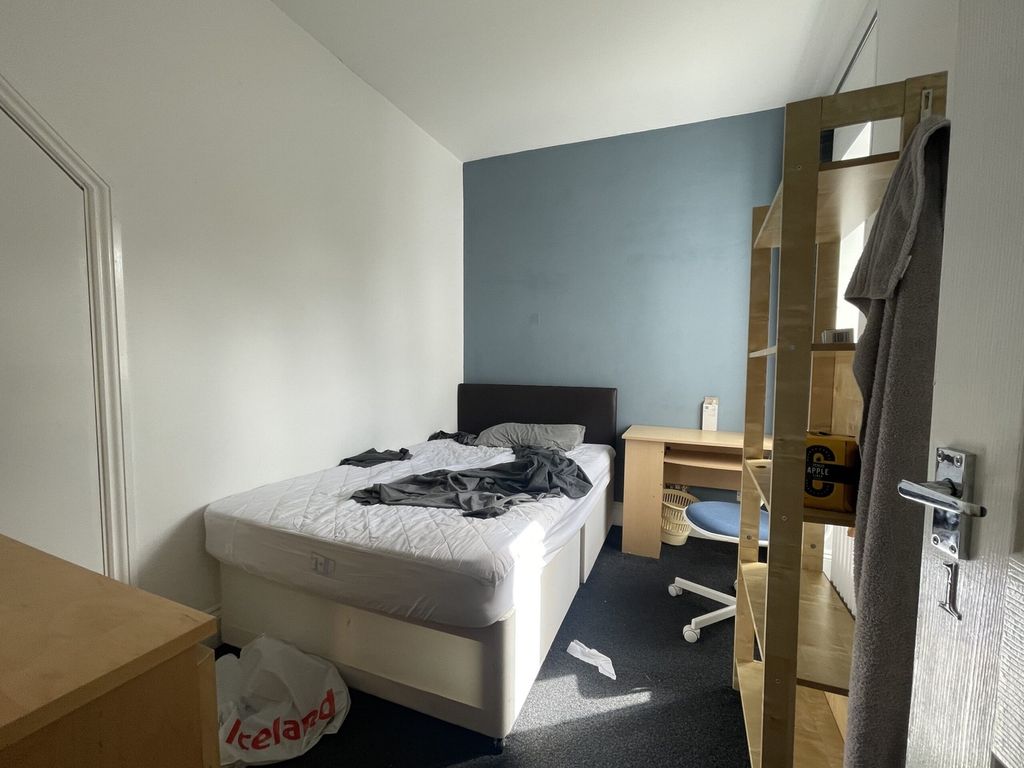 Property photo 3 of 9 A Bright And Inviting Double Bedroom Featuring A c...