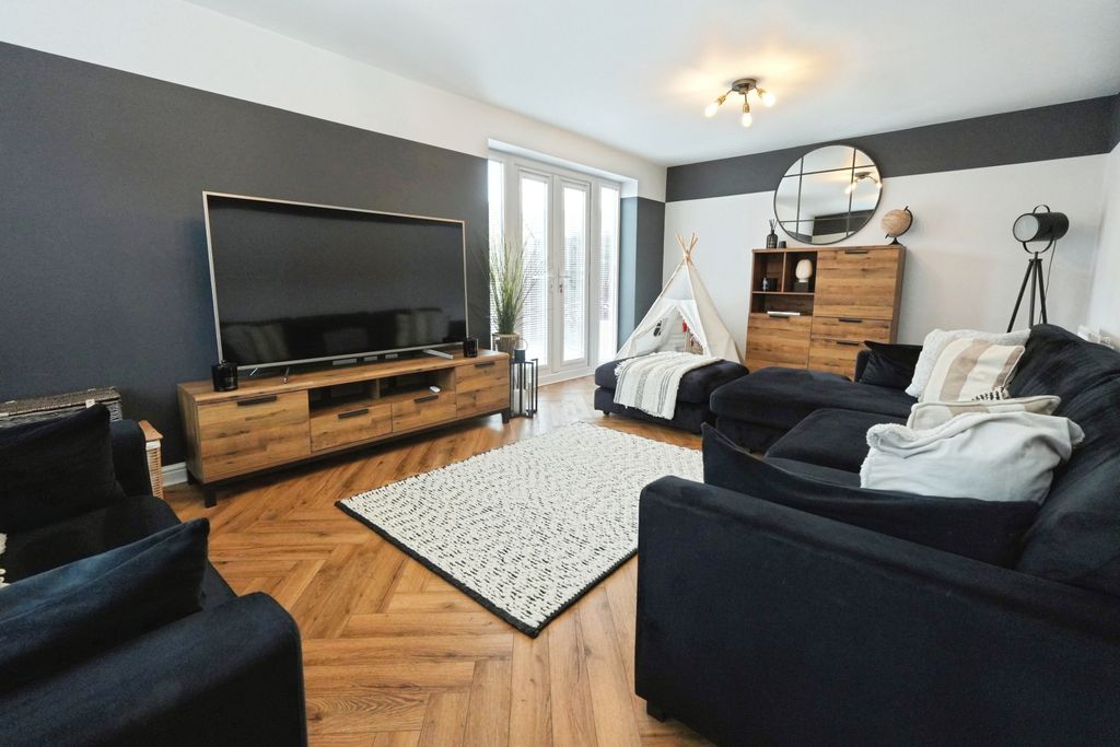 Property photo 3 of 30 Lounge