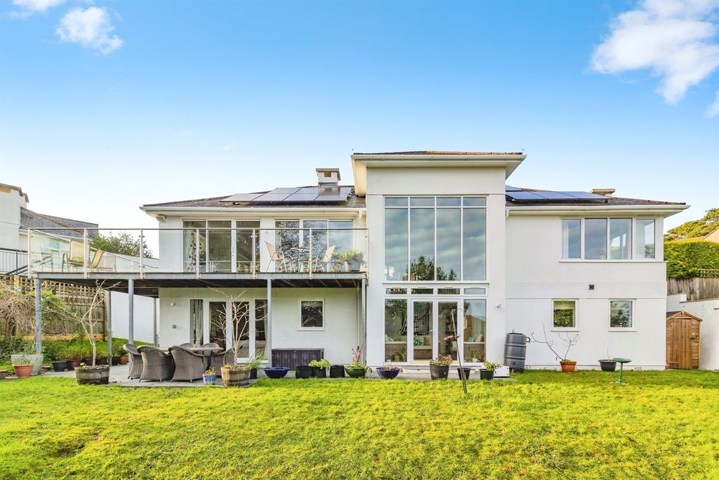 Property photo 1 of 32