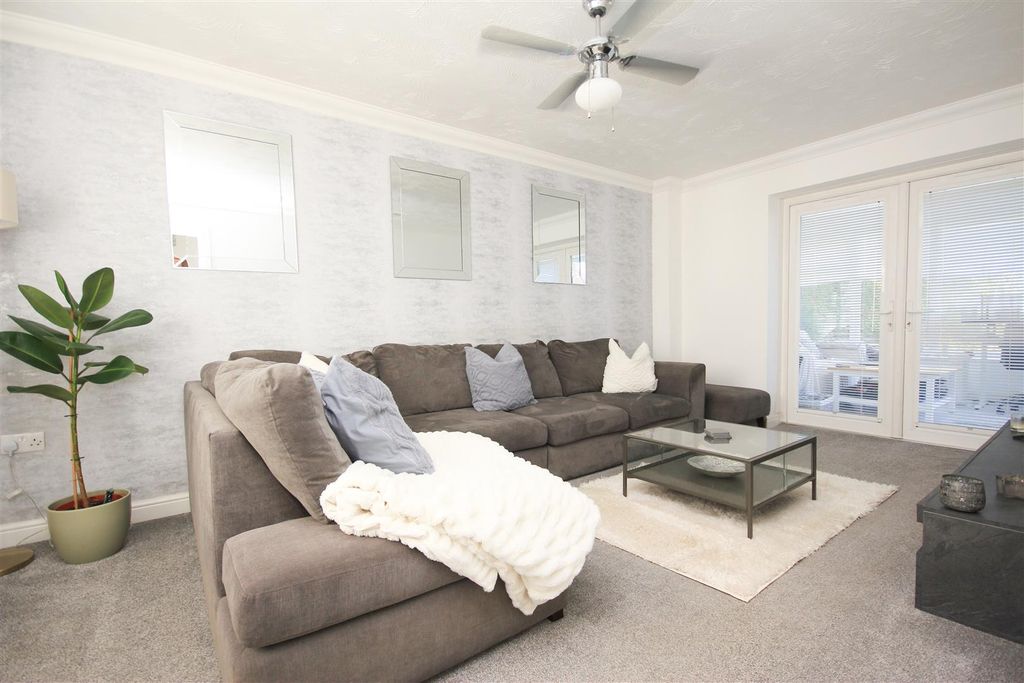 Property photo 2 of 19 Living.Jpg