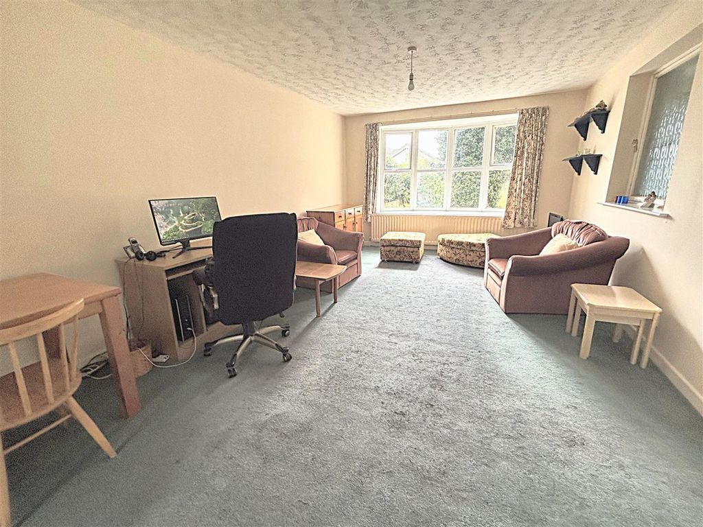 Property photo 2 of 19 Lounge