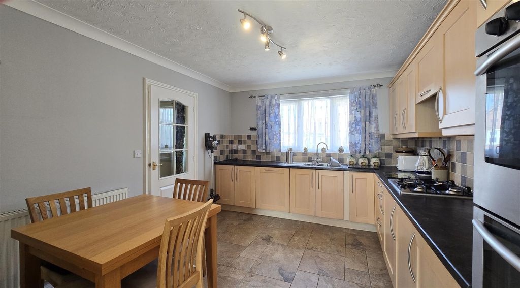 Property photo 3 of 22 Kitchen/Diner