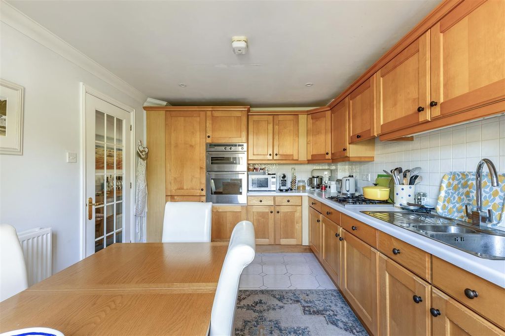 Property photo 3 of 8 111958_3-Wellers-Court-Shere-Guildford (11).Jpg
