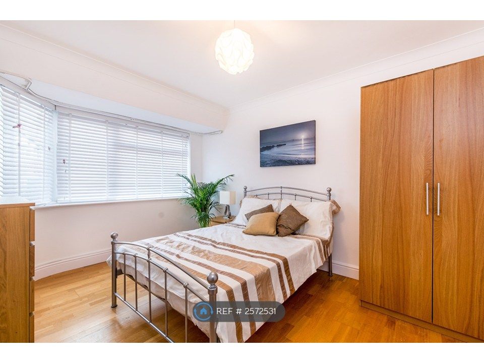 Property photo 1 of 12 Large Double At £850