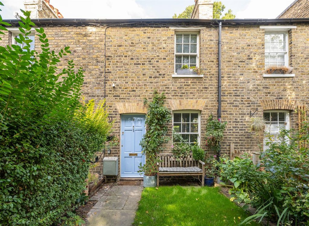 Property photo 1 of 22 Church Path, E17