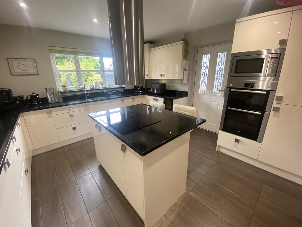 Property photo 3 of 31 Kitchen