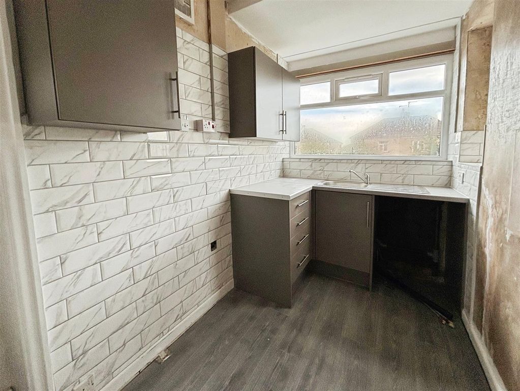 Property photo 3 of 17 Kitchen