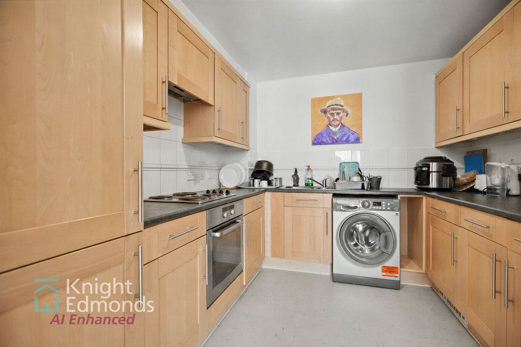 Property photo 3 of 11 Kitchen