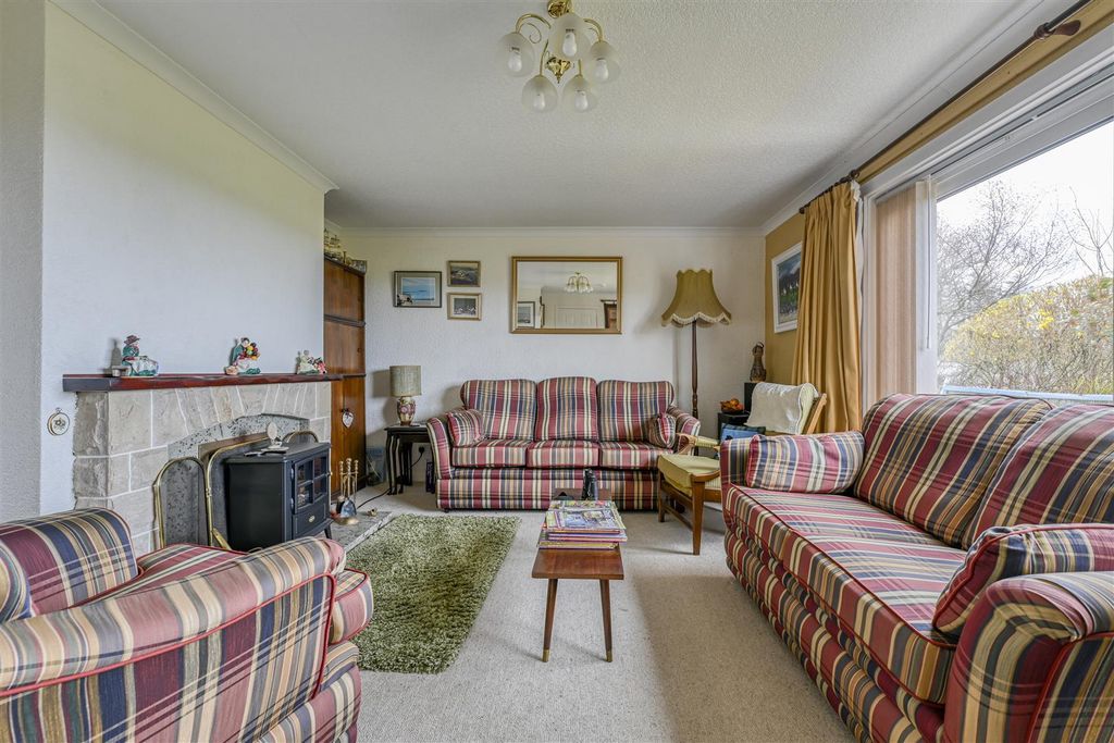 Property photo 3 of 17 Lounge