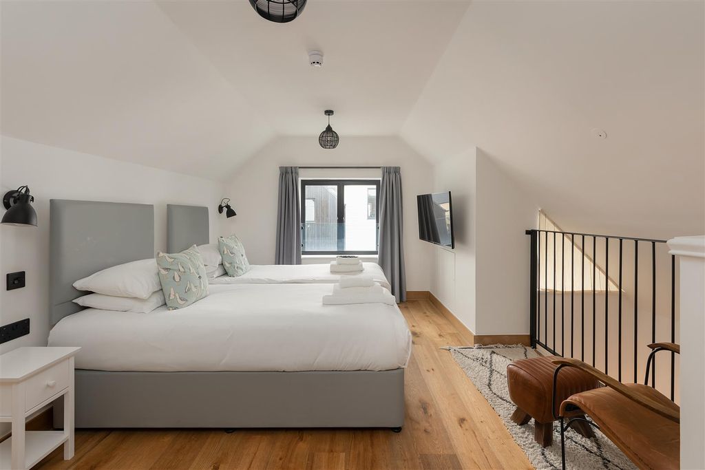 Property photo 2 of 8 Sea Street, Whitstable