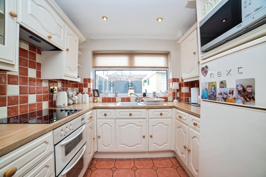 Property photo 3 of 17 Kitchen