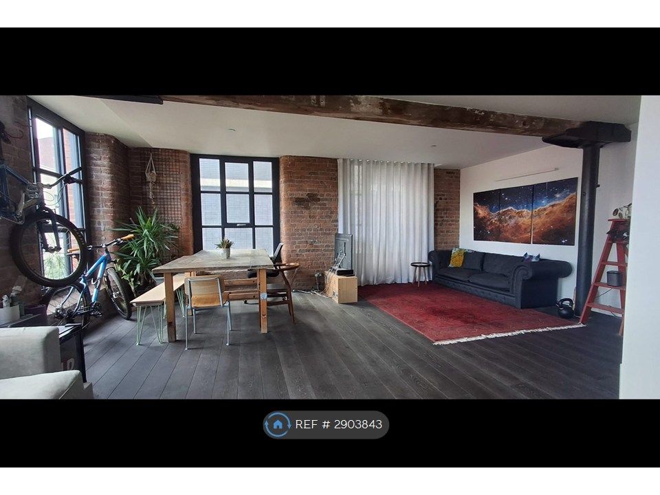 Property photo 3 of 17 Living Space