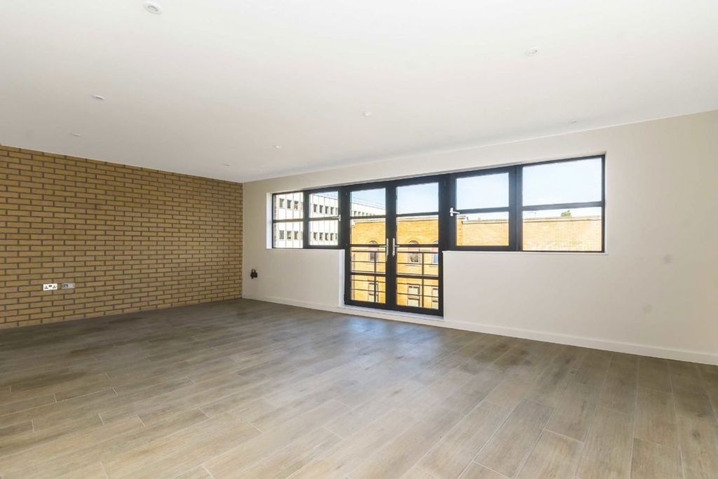 Property photo 2 of 6