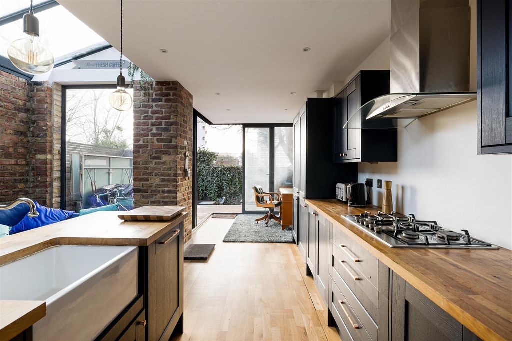 Property photo 2 of 32 Hassett Road, N16