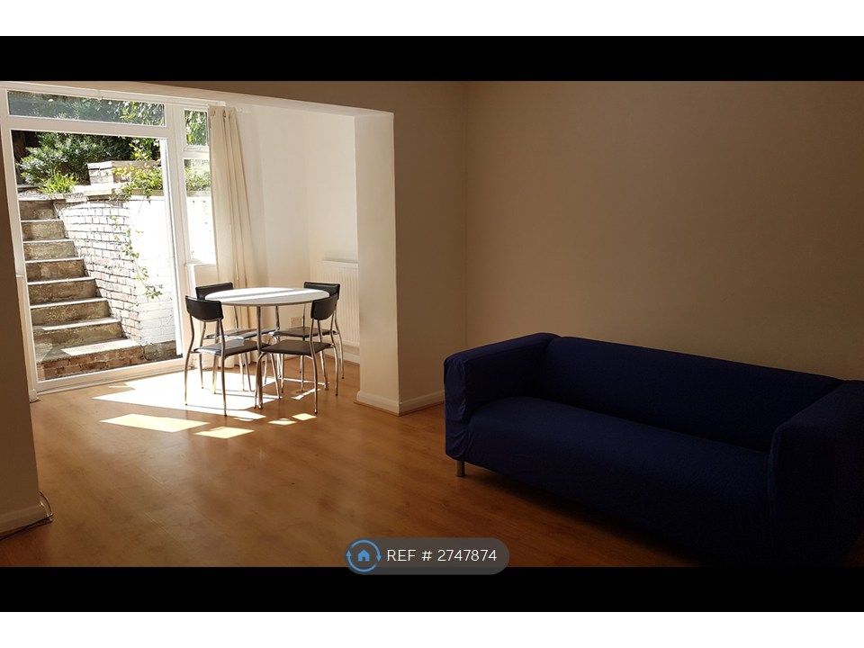 Property photo 2 of 12 Livingroom